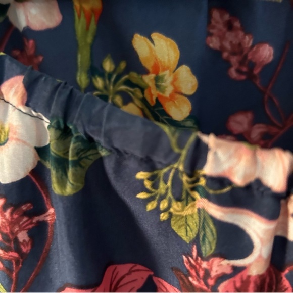 Tommy Bahama Floral Silk Blouse. Size Small. - Picture 4 of 9